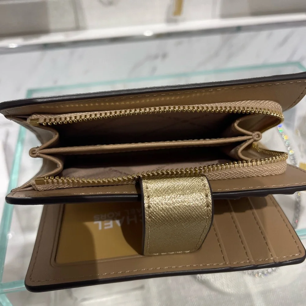 MICHAEL KORS Jet Set Md Zip CN Metallic Saffiano Leather BiFold Wallet Pale Gold